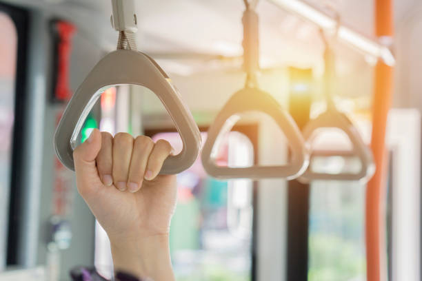 an decke des bus, griff in einem zug, der griff auf dem mrt zu behandeln, zu verhindern, dass toppling.underground bahn oder u-bahn, menschen festhalten an einem griff auf einen zug und bus, tiefenschärfe, vintage farbe - bus coach bus travel red stock-fotos und bilder