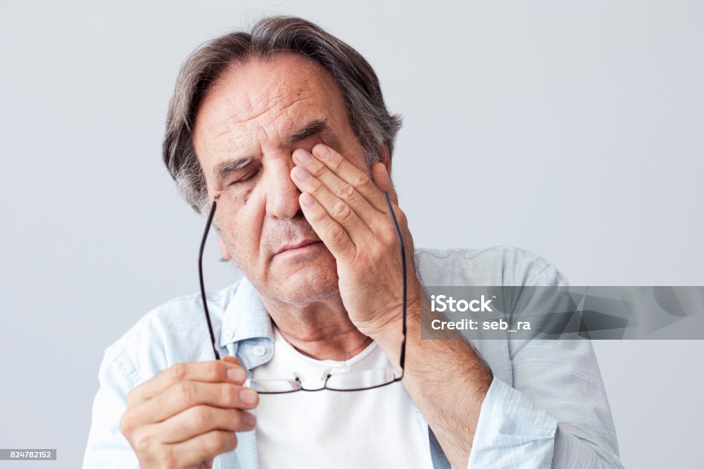 Alter Mann mit Ermüdung der Augen - Lizenzfrei Auge Stock-Foto