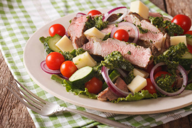 salade au fromage, de légumes et de boeuf steak gros plan sur la table. horizontal - steak argentina food silverware photos et images de collection