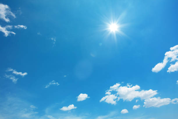 sole sul cielo blu con nuvole - cielo foto e immagini stock