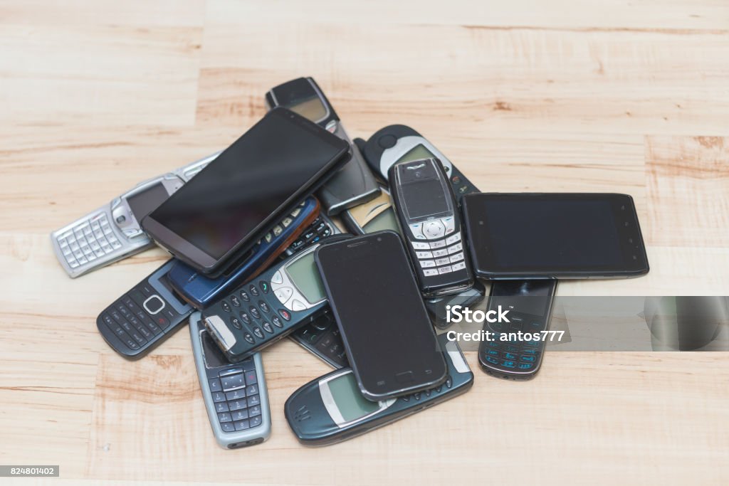 Montón de teléfonos móviles - Foto de stock de Teléfono móvil libre de derechos