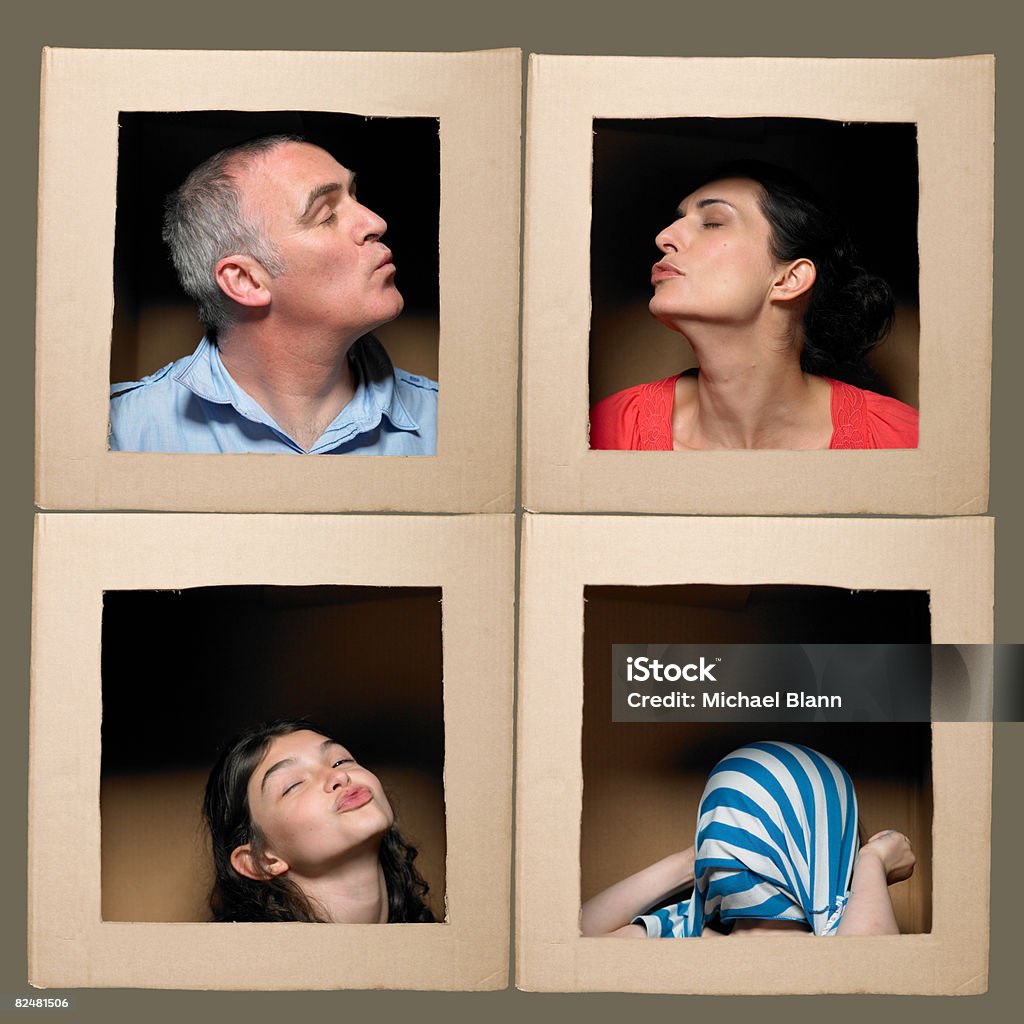 Familie mit Köpfen in Schachteln ziehen Gesichter - Lizenzfrei 30-34 Jahre Stock-Foto