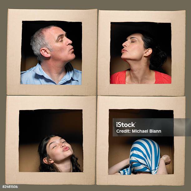 Familie Mit Köpfen In Schachteln Ziehen Gesichter Stockfoto und mehr Bilder von 30-34 Jahre - 30-34 Jahre, 50-54 Jahre, 6-7 Jahre