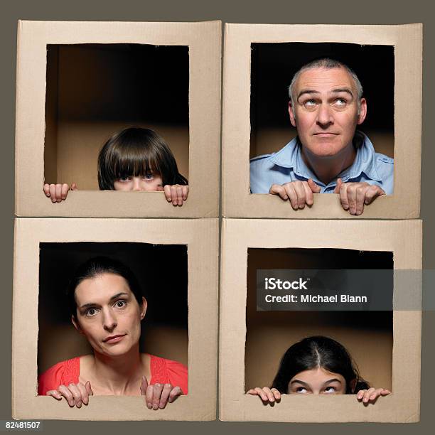 Familie Mit Köpfen In Schachteln Ziehen Gesichter Stockfoto und mehr Bilder von Familie - Familie, Schachtel, Spähen