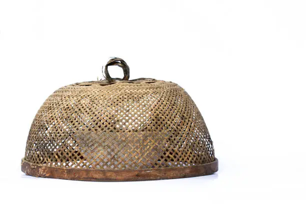 A bowl cover made of bamboo strips woven into a pattern and shaped in a half-sphere. This basketry covers one small plate or a soup bowl, to protect flies climbing on the food contained in.