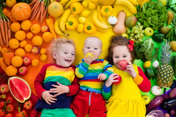 健康的なフルーツと野菜のお子様の栄養 - two pears ストックフォトと画像
