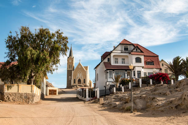 lüderitz é uma cidade costeira no sudoeste da namíbia - luderitz city - fotografias e filmes do acervo