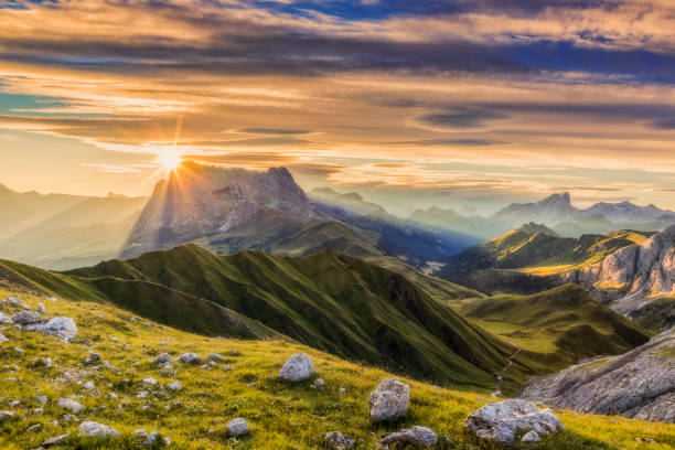 amanecer en sassolungo o grupo de montaña langkofel, dolomitas, trentino, alto adige - mountain austria european alps mountain peak fotografías e imágenes de stock