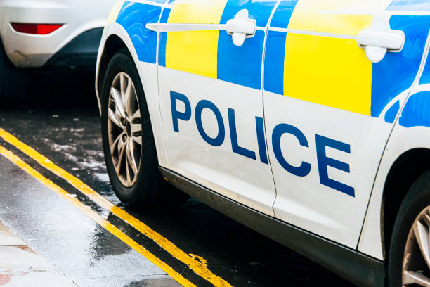 coche de policía en el reino unido - urgent palabra en inglés fotografías e imágenes de stock