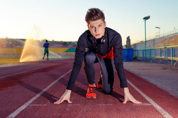 Young athlete runner in a position of readiness to start running - fotografia de stock