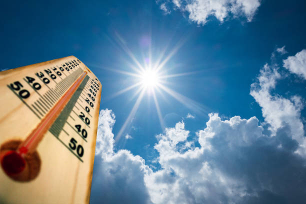 termómetro de grados altos del sol. caluroso día de verano. altas temperaturas del verano - instrumento de medida fotos fotografías e imágenes de stock