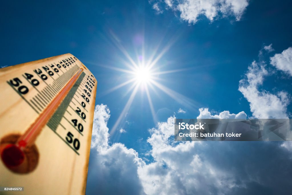 Termometro Sole alto Degres. Calda giornata estiva. Alte temperature estive - Foto stock royalty-free di Calore - Concetto