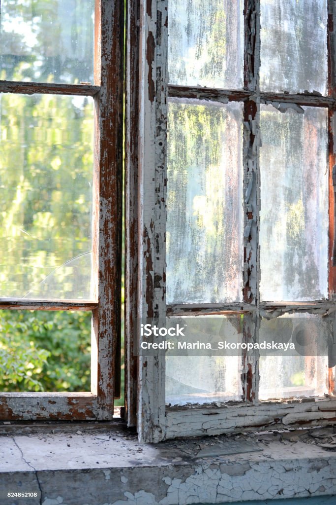 Régi ablak kopott repedt festékkel - Jogdíjmentes Ablak témájú stock fotó Régi ablak kopott repedt festékkel - Jogdíjmentes Ablak témájú stock fotó