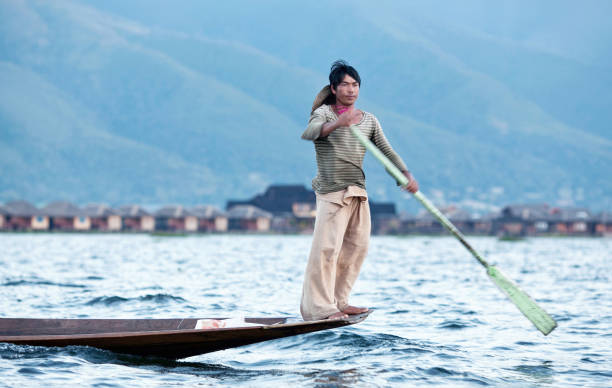 lago inle en estados shan, myanmar - inle lake agriculture traditional culture farmer fotografías e imágenes de stock