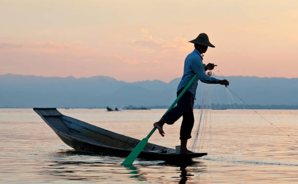 intha pessoas no lago inle no estado shan de myanmar - inle lake agriculture traditional culture farmer - fotografias e filmes do acervo