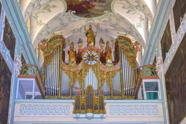abteikirche saint peter interieur. gegründet 696 gilt es als eines der ältesten klöster im deutschsprachigen raum. - indoors cathedral salzburg cathedral salzburg stock-fotos und bilder