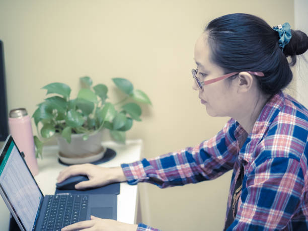istock Business woman 824886018