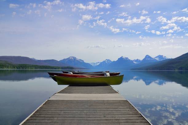 tourist boats at lake mcdonald glacier national park - montana mountain mcdonald lake us glacier national park imagens e fotografias de stock