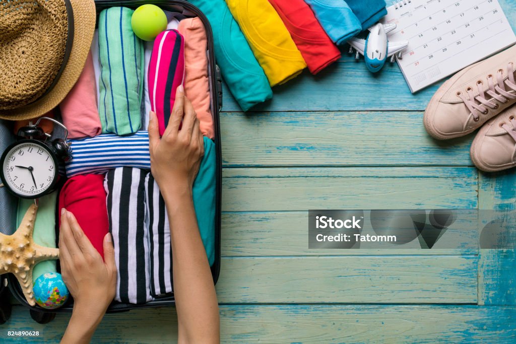 mujer de embalaje un equipaje para un nuevo viaje y viajes para un fin de semana largo - Foto de stock de Maleta libre de derechos