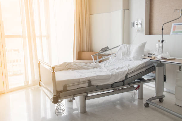 fondo de enfoque suave de eléctrica ajustable de la cama paciente en sala de hospital - sección hospitalaria fotografías e imágenes de stock