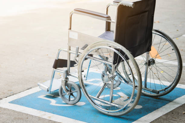 pavement handicap symbol and wheelchair in the hospital, medicine and healthy concept - a caminho do carro no estacionamento do hospital imagens e fotografias de stock
