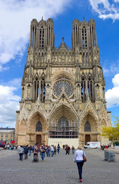 catedral de reims o de notre-dame de reims, francia - catedral de reims fotografías e imágenes de stock