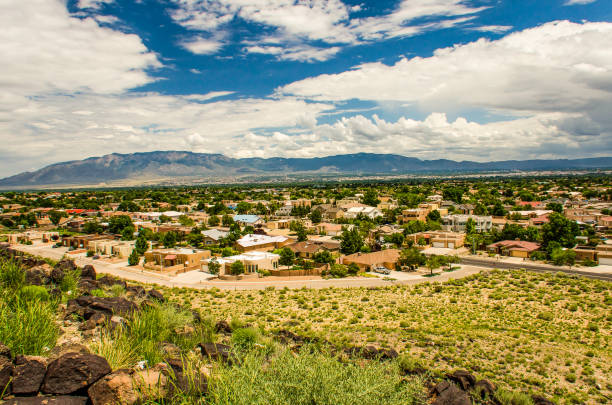 skyline o paesaggio urbano della città con case suburbane residenziali vicino al petroglyph national monument - house residential structure southwest usa albuquerque foto e immagini stock