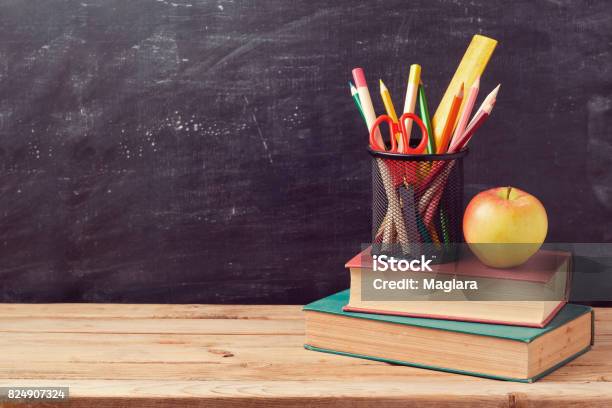 Zurück Zu Schule Hintergrund Mit Bücher Stifte Und Apple Über Tafel Stockfoto und mehr Bilder von Apfel