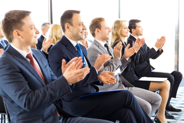 publiczność biznesowa oklaskiwana na szkoleniach - training business seminar clapping zdjęcia i obrazy z banku zdjęć