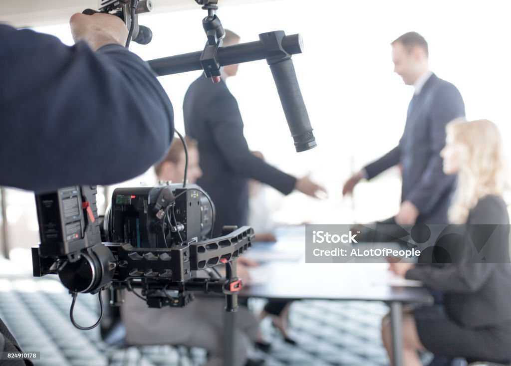 Videógrafo hacer video de gente de negocios - Foto de stock de Fotógrafo libre de derechos