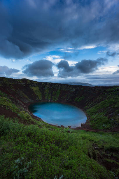 islândia - kerid crater lake a hora azul, refletindo as nuvens - kerith - fotografias e filmes do acervo