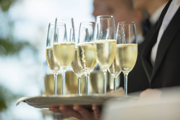 обслуживание шампанского на вечеринке - butler champagne service waiter стоковые фото и изображения