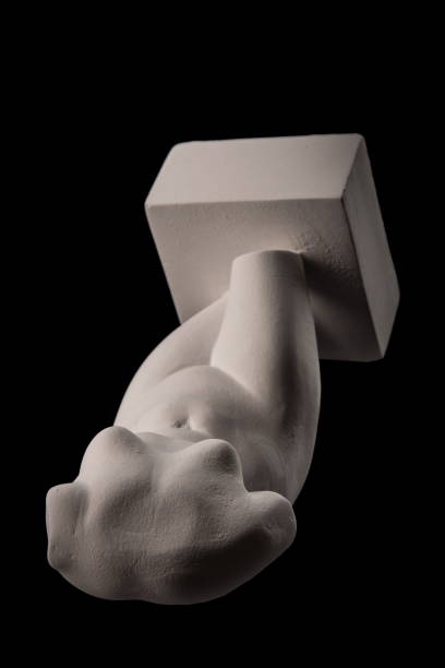 la estatua de yeso de venus se encuentra en un fondo negro - sculpture women fine art statue marble fotografías e imágenes de stock