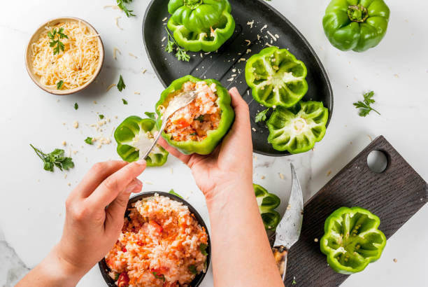 peperone ripieno fatto in casa - stuffed stuffed pepper pepper bell pepper foto e immagini stock