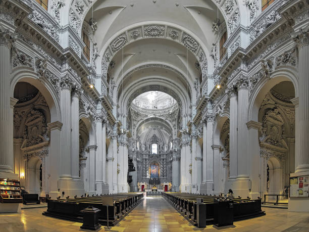 interno della theatinerkirche a monaco di baviera, germania - chiesa dei frati teatini foto e immagini stock