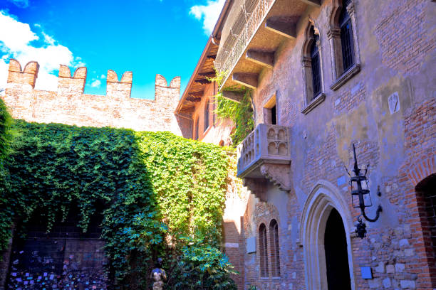 patio y balcón de la casa de romeo y julieta en verona, véneto de italia "n - capulet fotografías e imágenes de stock