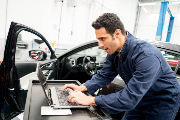 istock Mechanic working at an auto repair shop using a computer 824981602