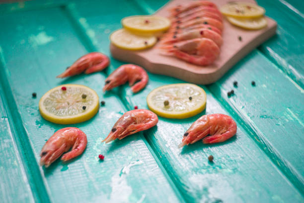 salade olivier decorado com camarão e caviar vermelho maionese com limão - salade olivier - fotografias e filmes do acervo