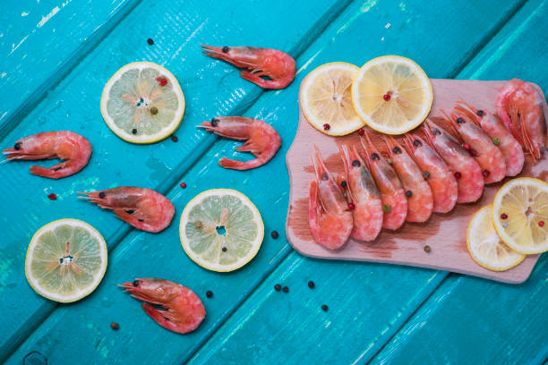 salade olivier decorado com camarão e caviar vermelho maionese com limão - salade olivier - fotografias e filmes do acervo