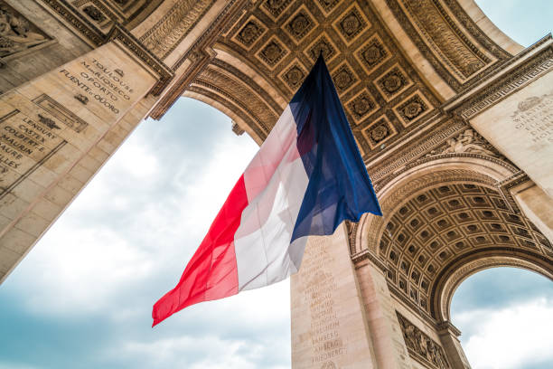 bandera de francia en el arco del triunfo - francia fotografías e imágenes de stock