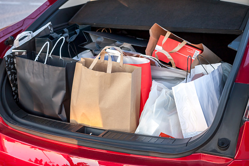 Einkaufstüten In Auto Stockfoto und mehr Bilder von Auto-Kofferraum - Auto- Kofferraum, Einkaufstasche, Voll - iStock