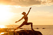 kaukasische-fitness-frau-yoga-zu-praktiz