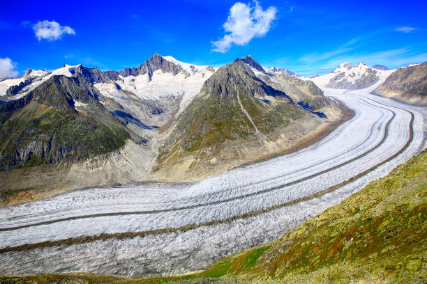 paisaje de terreno extremas: idílico aletsch glaciar morrena y hielo grietas valle del macizo de la jungfrau en horizonte, suiza espectacular de los alpes nevados, paisaje idílico, oberland bernés, alpes suizos, suiza - aletsch glacier fotografías e imágenes de stock