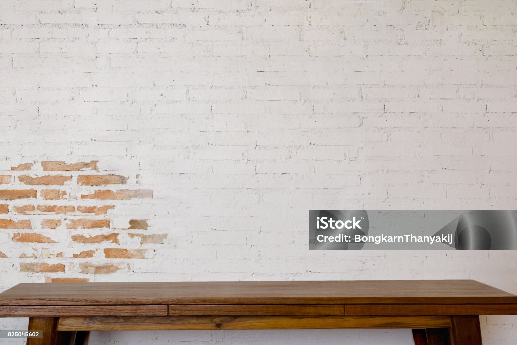 Maquette en bois table avec mur de briques blanches. Pour montage d’affichage produit. - Photo de Mur libre de droits