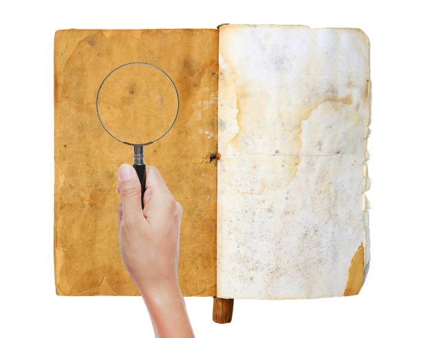 白い背景に、古い本の虫眼鏡を持つ手。 - book low scale magnification magnifying glass examining ストックフォトと画像