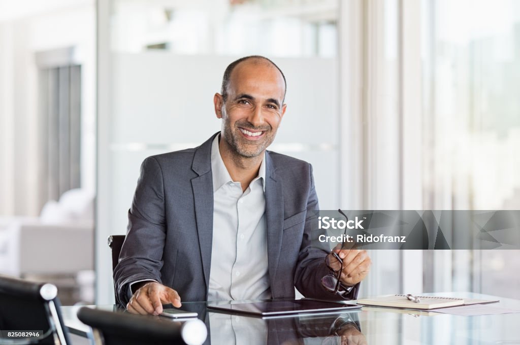 Uomo d'affari maturo felice - Foto stock royalty-free di Consulente finanziario