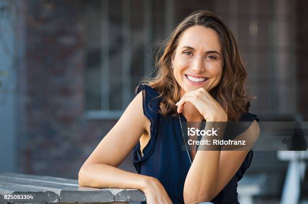 Donna Felice Matura Allaperto - Fotografie stock e altre immagini di Donne - Donne, Solo una donna, Sorridere