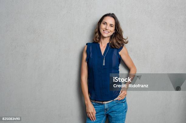 Sonriente Mujer Madura Foto de stock y más banco de imágenes de Mujeres - Mujeres, Una sola mujer, Retrato