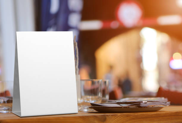 talker da tavolo promozionali in bianco e bianco e rendering 3d mock up della tenda da tavolo - menu template foto e immagini stock