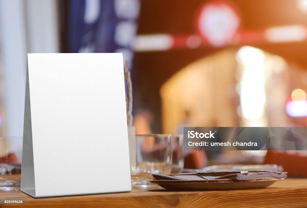 Em branco e branco Talkers promocional de mesa e mesa tenda simulação 3d para renderização - Foto de stock de Prisma de mesa royalty-free